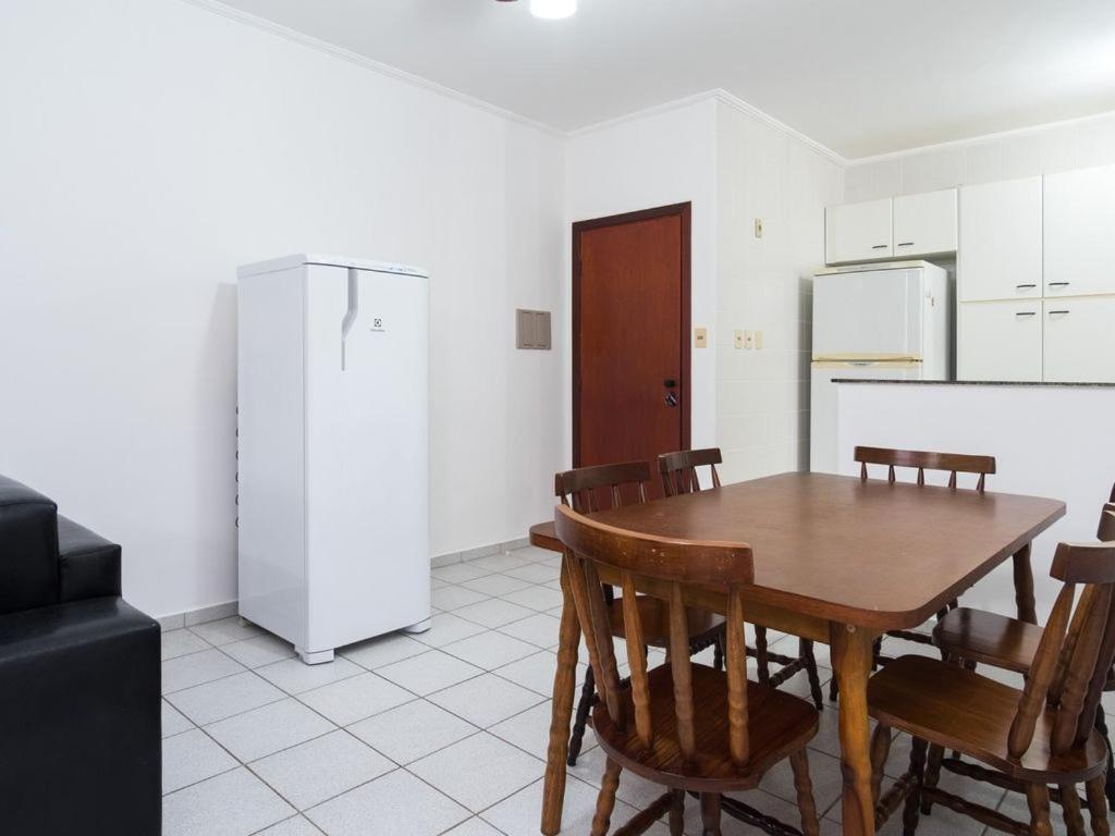 Apartamento Espacoso Com Ar Condicionado E Wi-Fi, A 100 Metros Da Praia - Edificio Estoril Ubatuba Zewnętrze zdjęcie